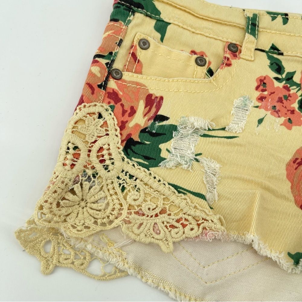 Vanilla Star Yellow Floral Distressed Crochet Appliqué Denim Short Shorts Size 5 - Picture 3 of 11